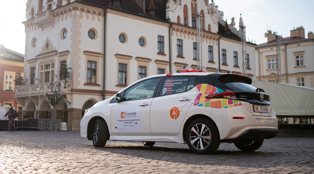 elektrowoz_pl's tweet photo. Od dziś po ulicach #Rzeszów.a można poruszać się jednym z dwudziestu Nissanów Leafów w carsharingu #4mobility i @Grupa_PGE: https://t.co/ux7GkvjPbN https://t.co/JdKh6UAiCm
