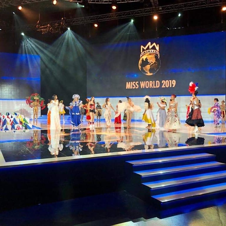 MissWorldVote's tweet photo. The first #MissWorld2019 contestants join the stage and the audience is going crazy...we’ve never seen so many country flags #london
Thank You for VOTE Miss World 2019👇: https://t.co/vce1JrRZAv
#MissWorldVote #MissWorldVoting https://t.co/kKPwoLNtvv