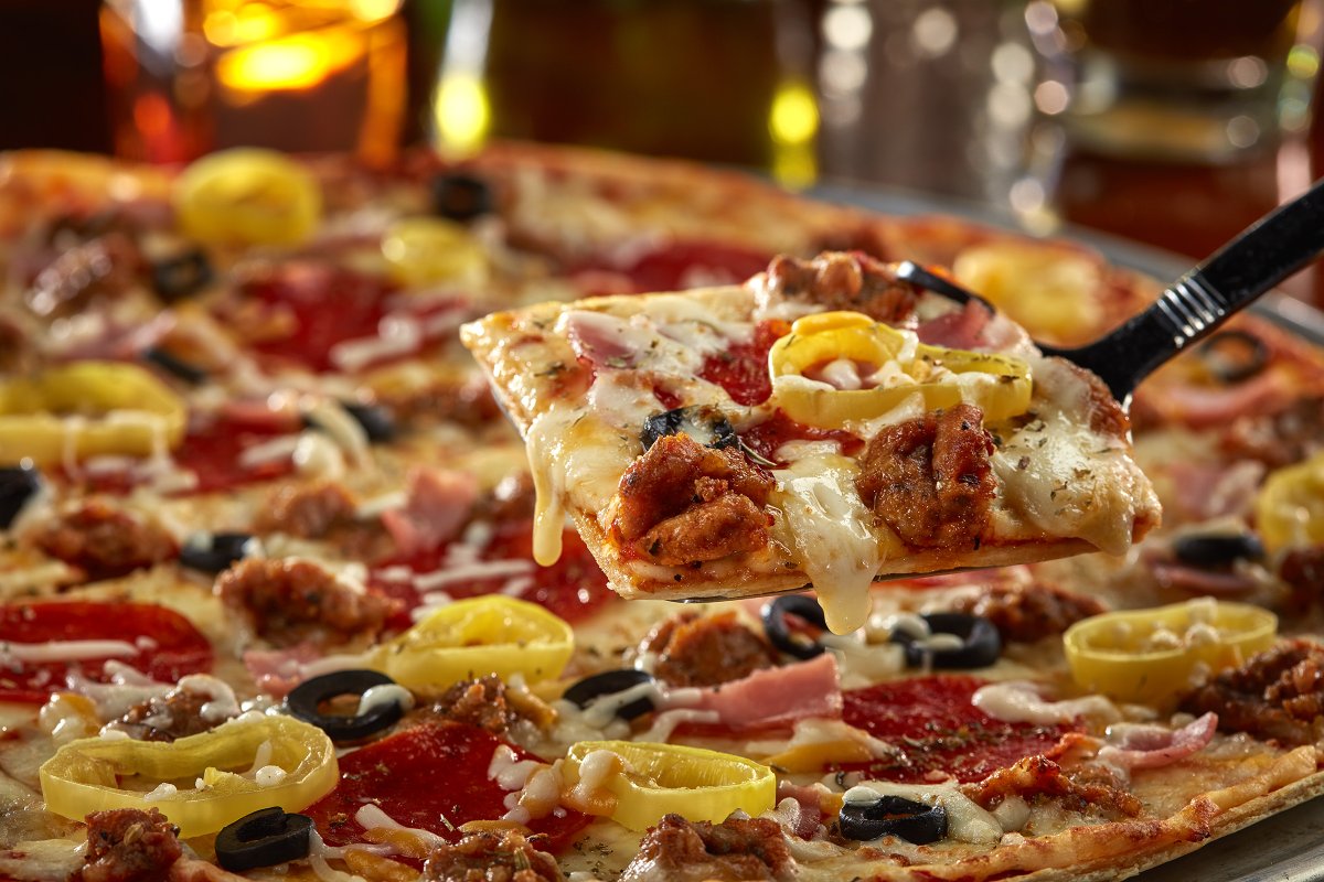 AnduzzisGB's tweet photo. The best meal for your Saturday?
Our Anduzzi's Special Pizza!
The perfect combo of Italian sausage, pepperoni, ham, black olives, and banana peppers...
#PizzaPizza #Anduzzis https://t.co/OVU560fsN1