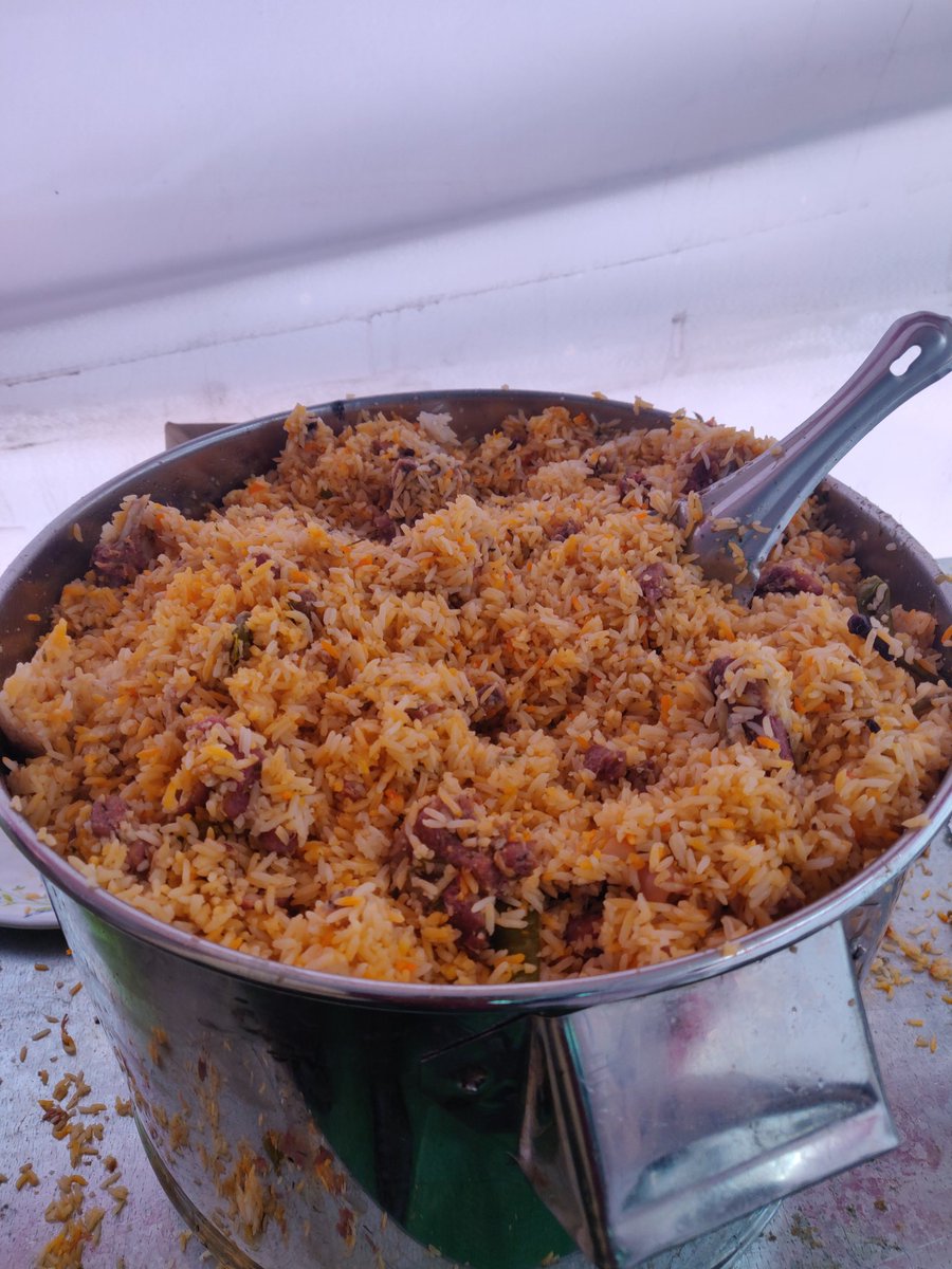 ivaibhavk's tweet image. अधिवेशनात आ. @babajanidurrani यांच्या मटण बिर्याणीची चवच न्यारी,पाथरीवरून आचारी आणून अधिवेशन असेल त्या शहरात बिर्याणी बनवतात अन ही बिर्याणी चवीने सर्वपक्षीय आमदार, अधिकारी - कर्मचारी, कार्यकर्ते खातात. अधिवेशन अन बाबाजानीची बिर्याणी एक समीकरणचं जुळले आहे...