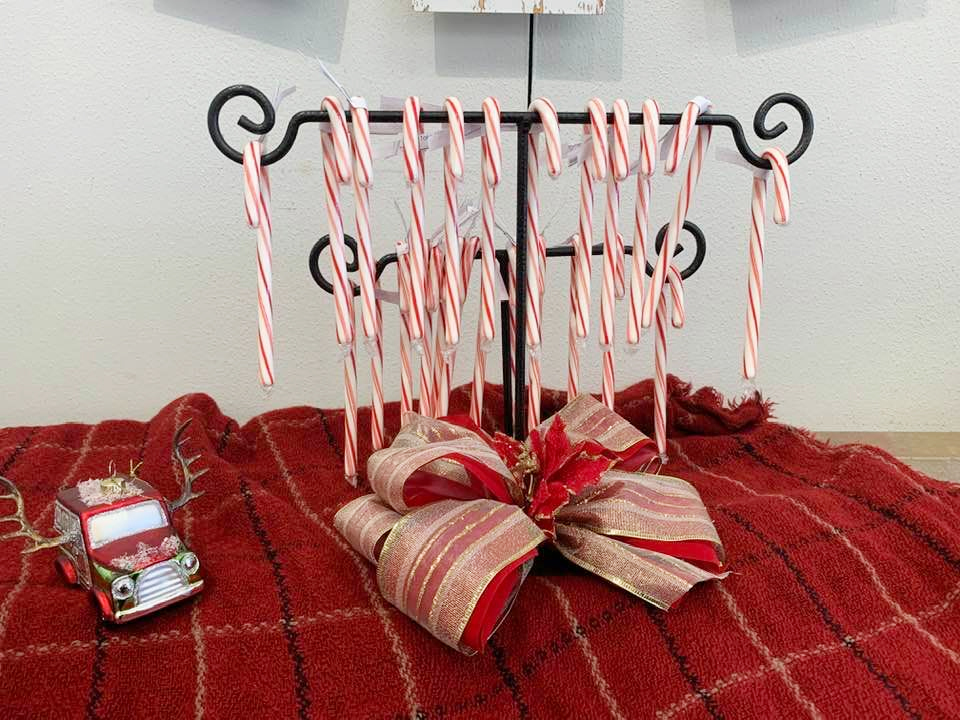 HandPickedInc's tweet photo. Come draw your candy cane to reveal your special discount!  #behandpicked https://t.co/KSnzDT6vyC