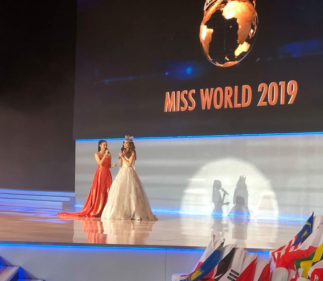 MissWorldVote's tweet photo. The beautiful Vanessa Ponce de Leon joins the stage for her last walk as #MissWorld✨👏💃👸👑
Thank You for VOTE Miss World 2019👇: https://t.co/vce1JrRZAv
#MissWorldVote #MissWorldVoting https://t.co/BEYoYWmwhe