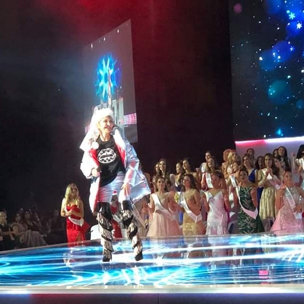 MissWorldVote's tweet photo. The one and only iconic Lulu belts out Run Run Rudolph #Christmas #MissWorld2019 #MissWorld #London
Thank You for VOTE Miss World 2019👇: https://t.co/vce1JrRZAv
#MissWorldVote #MissWorldVoting https://t.co/S0XdGSQlaN
