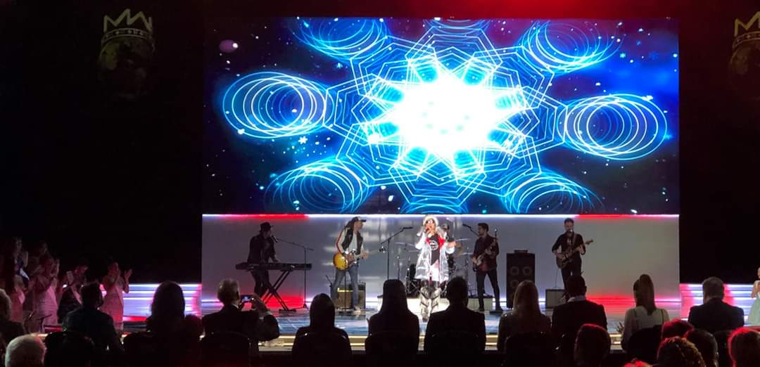MissWorldVote's tweet photo. The one and only iconic Lulu belts out Run Run Rudolph #Christmas #MissWorld2019 #MissWorld #London
Thank You for VOTE Miss World 2019👇: https://t.co/vce1JrRZAv
#MissWorldVote #MissWorldVoting https://t.co/S0XdGSQlaN