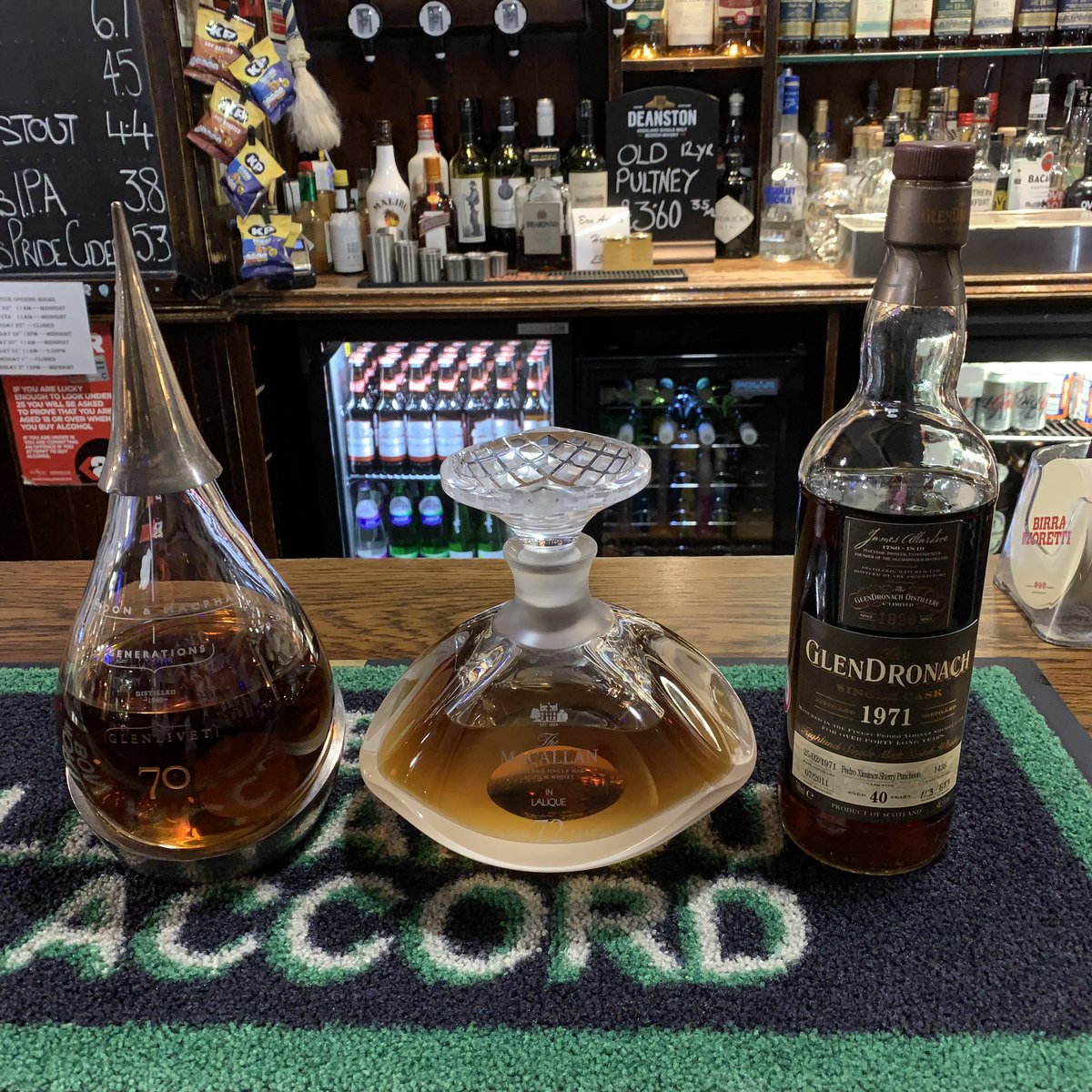 thebonaccord's tweet photo. Glasgow’s most expensive Whisky Flight £6000.00 for 1 of each 3x35ml Merry Christmas 🎄🎅🏻 https://t.co/qQ1zFDvdY5
