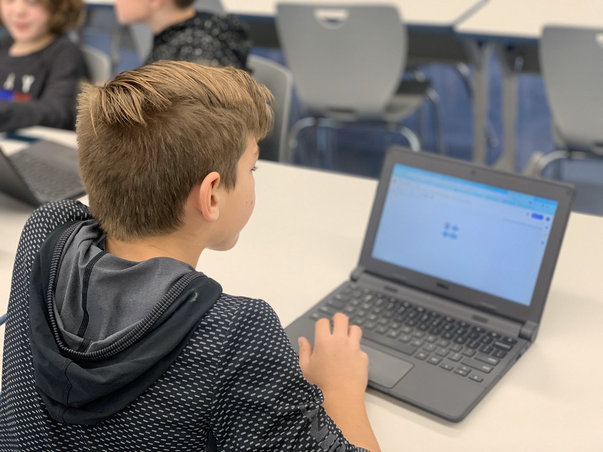 4th and 5th graders hard at work on their personalized learning projects • lots going on with logo design today! #MTPSspark #MTPSpride #WeRBayview <a href="/BayviewESchool/">Bayview Elementary</a>