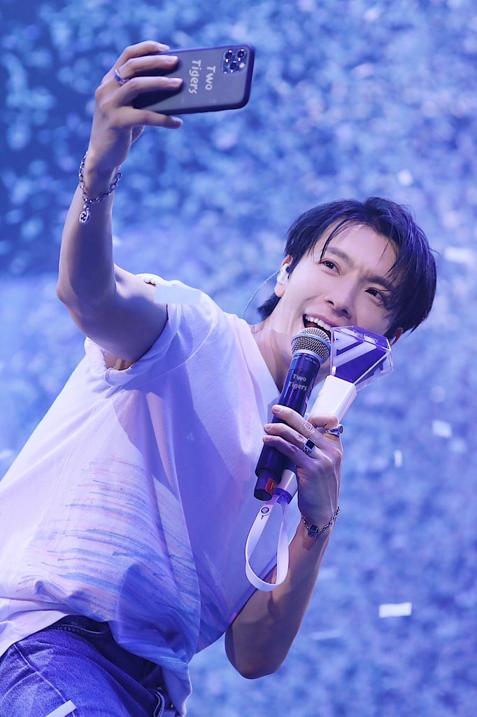 TwoTigers_DE's tweet photo. 191215 SS8 in Manila

#이동해 #동해 #DONGHAE #슈퍼주니어  #leedonghae @donghae861015 https://t.co/TG9gwdjjip