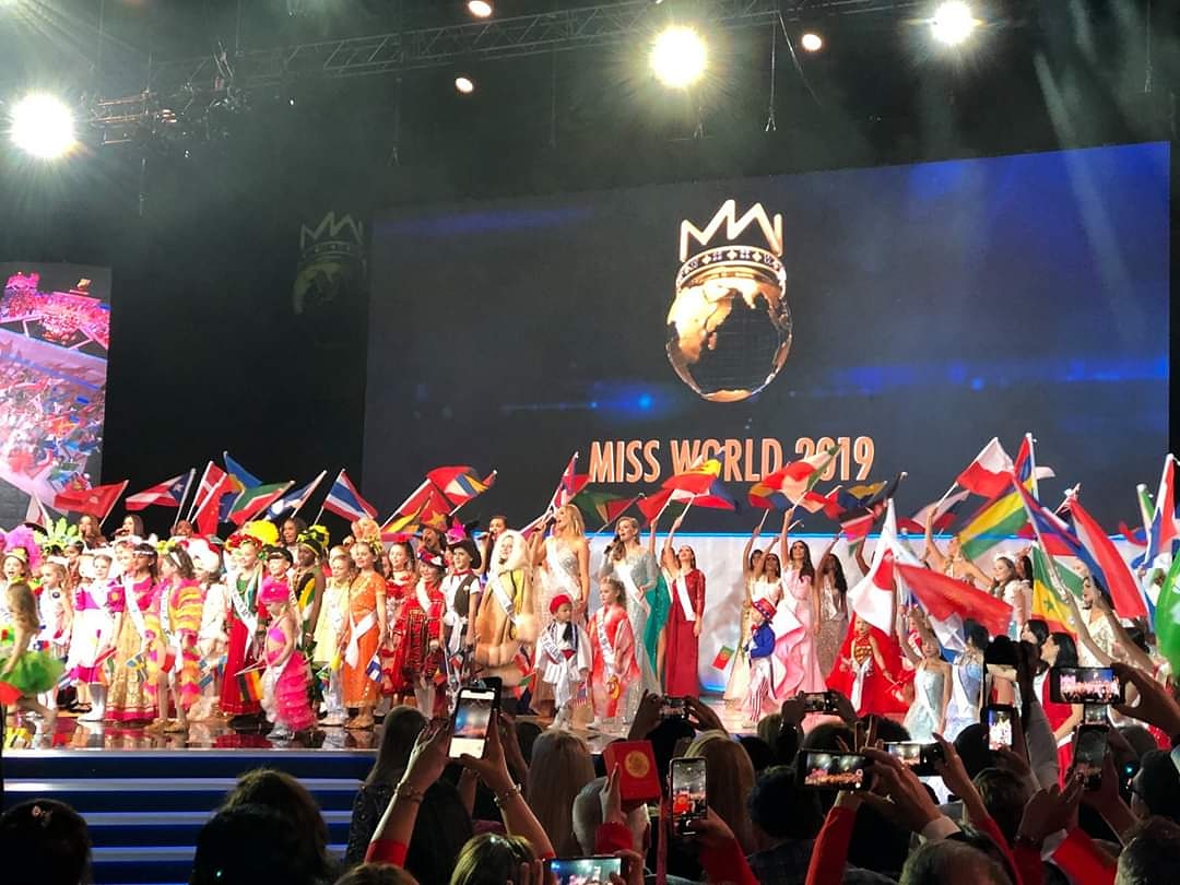 MissWorldVote's tweet photo. Miss World amazing singers performing "The world in union" 
#missworld2019
Thank You for VOTE Miss World 2019👇: https://t.co/vce1JrRZAv
#MissWorldVote #MissWorldVoting https://t.co/0SnSqWDMZb