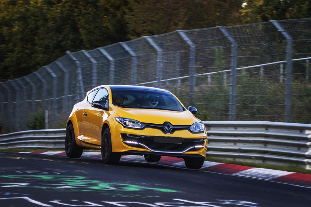 🎄🎁 Flying into the New Year like ...

#MeganeRS #track

📸 <a href="/buenojoseluis/">Jose Luis Bueno Llorente</a> on IG