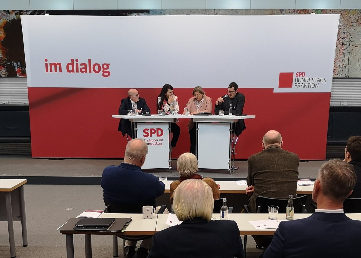 Stift_und_Bogen's tweet photo. "... und auf dem Weg zur 'Vision Zero' sind auch ganz konkrete Teilziele entscheidend, klar." Kurt #Bodewig von der @DtVerkehrswacht in der Diskussion mit @AnkeRehlinger MdL und Hilmar von #Lojewski (@staedtetag).
Fachkongress "#Verkehrssicherheit 2030" @spdbt #VisionZero https://t.co/Y2nmJlWxph