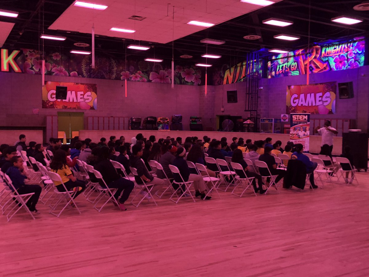 TNellegarTech's tweet photo. Sixth Grade Students from @RidgeStreet enjoying a great STEM lesson on The Science of Light at Branch Brook Park Skating Rink. https://t.co/WcMmkoVXIg