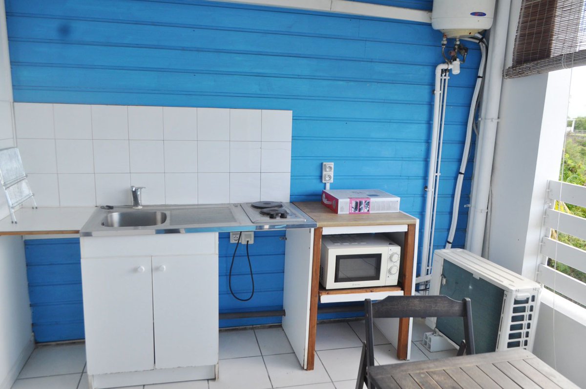 ClassImmos_M's tweet photo. #Location 🏬🏖 Studio meublé - Fort-de-France (97200) 🏬🏖
Le studio est situé à 3 minutes du Lycée Bellevue et du lycée technologique, du centre commercial, des transports en communs et des axes routiers.
Loyer : 650 euros
Le studio 👉 https://t.co/v1EDmCzzFt
#classimmos #immo https://t.co/sGByHwbC8Y