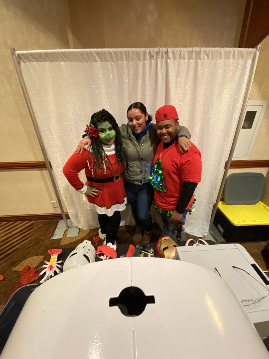Clementine_PB's tweet photo. "I tell you Max, I don't know why I ever leave this place. I've got all the company I need right here."  
*
*
Sedgwick-Rancho Cordova sure knows how to get in the holiday spirit! Also, a big round of applause for this Grinch costume 👏🏼

Venue: Sacramento Marriott Rancho Cordova https://t.co/9n9S9SSAqF