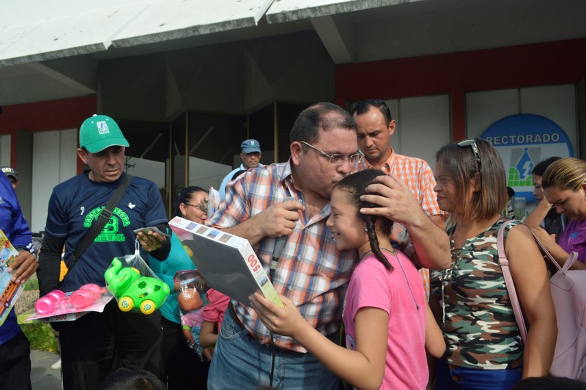 UnesurOficial's tweet photo. #18Dic En nombre del Presidente @NicolasMaduro y del Ministro @CesarTrompizVE entregamos juguetes a los niñ@s de nuestros trabajadores @MartinezUNESUR Que brille #LaPaz, #ElGozo y #LaFelicidad de nuestros niños, máxima expresión de esperanza y de #Amor a la Patria https://t.co/Jwp2gKBjpe