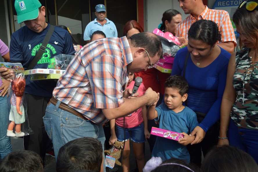 UnesurOficial's tweet photo. #18Dic En nombre del Presidente @NicolasMaduro y del Ministro @CesarTrompizVE entregamos juguetes a los niñ@s de nuestros trabajadores @MartinezUNESUR Que brille #LaPaz, #ElGozo y #LaFelicidad de nuestros niños, máxima expresión de esperanza y de #Amor a la Patria https://t.co/Jwp2gKBjpe