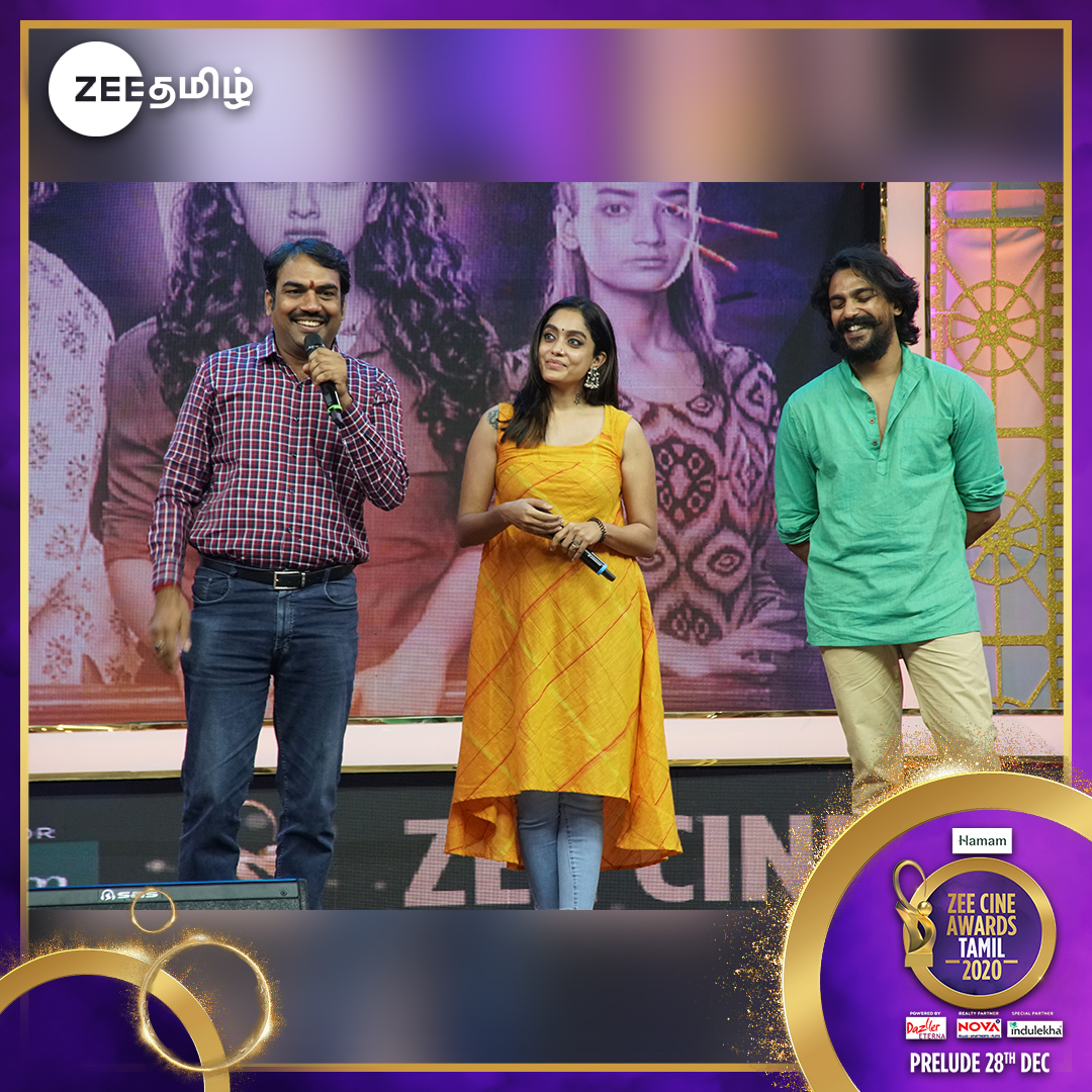 ZeeTamil's tweet photo. இந்த வருடத்தின் சிறந்த சமூக அக்கறை கொண்ட படமான நேர்கொண்ட பார்வை திரைப்படத்தின் குழுவினர் தற்போது மேடையில்.
#ZeeCineAwardsTamilPrelude
#ThiraiyinThiruvizha #ZeeCineAwardsTamil2020 #ZeeTamil https://t.co/73xMlTHEVL
