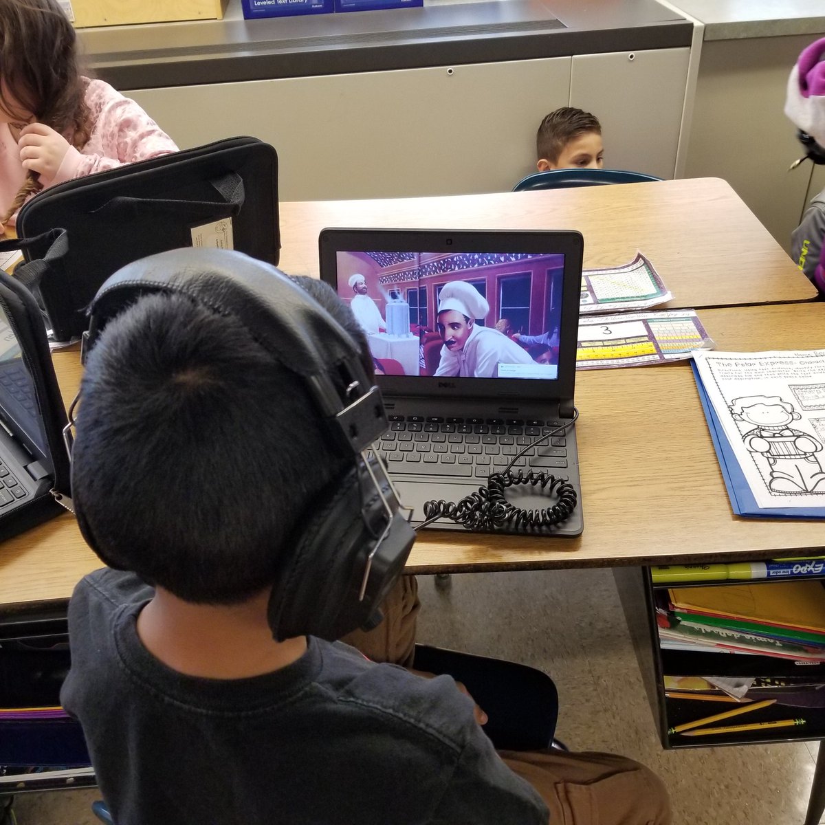 MissVitale's tweet photo. Reading The Polar Express by a crackling fire! 🎅🎄🚂❄#3rdgrade #d84ontrack @D84Pietrini https://t.co/2ygquxH2so