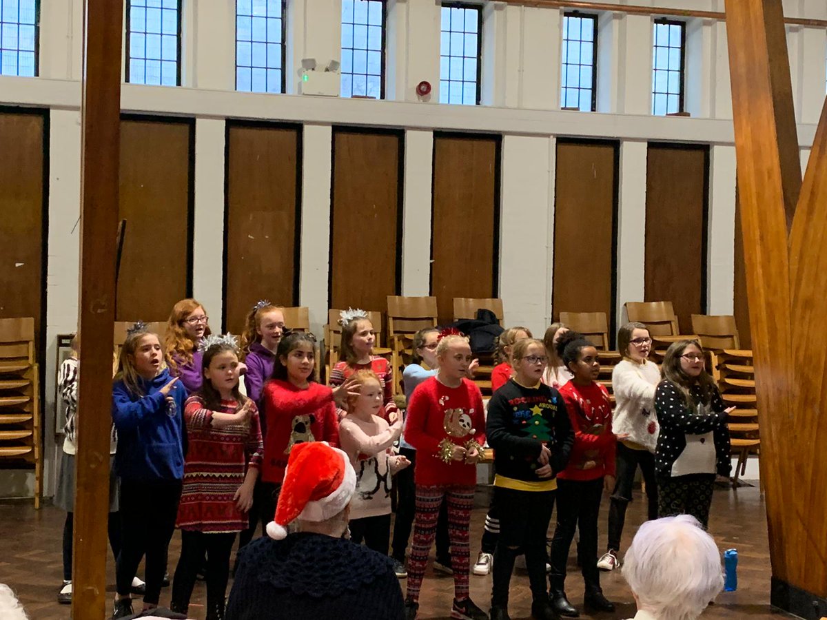portmeadp's tweet photo. The choir did a great job entertaining during the OAP Christmas Dinner in The Cwtch. 🎄🎅🎼🎵🎶🎷🎤 #pmdpea #pmdpmus #pmdpcomm https://t.co/s0ZyGQfdXx