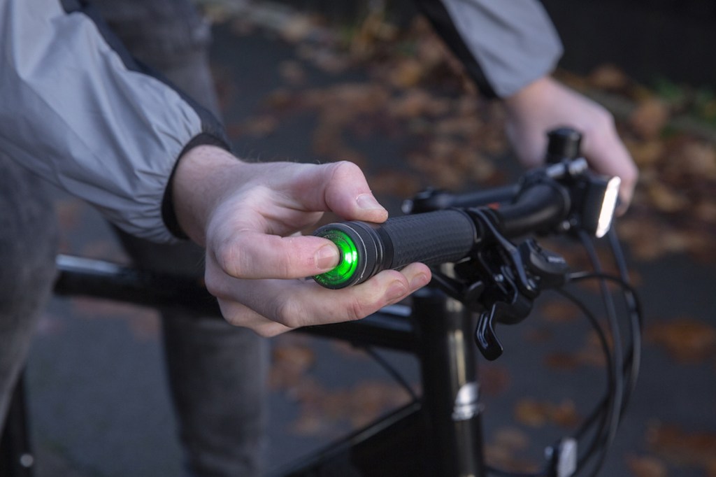 CapoVelo's tweet photo. Carrera Offers Subway A/W Heated Handlebar Grips #Bike #Bicycle #cycling #bikeaccessories #bicycleaccessories #bikecomponents #bicyclecomponents https://t.co/011wMg77dq https://t.co/6v92iE3tcR