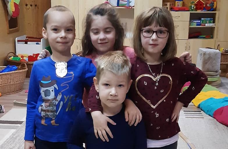 Gyorsovenyhaz2's tweet photo. Gunyhó Krisztiánt köszöntötték az óvodában 5. születésnapja alkalmából. Fotók!
https://t.co/xwCAET0auy
#Győrsövényház #Gyorsovenyhaz #Plankenhausen #óvoda #ovoda #ovi #óvodások #ovodasok #ovisok #gyerekek #children #kinder #kindergarten #születésnap #szuletesnap #szülinap https://t.co/v7Dm28Emck