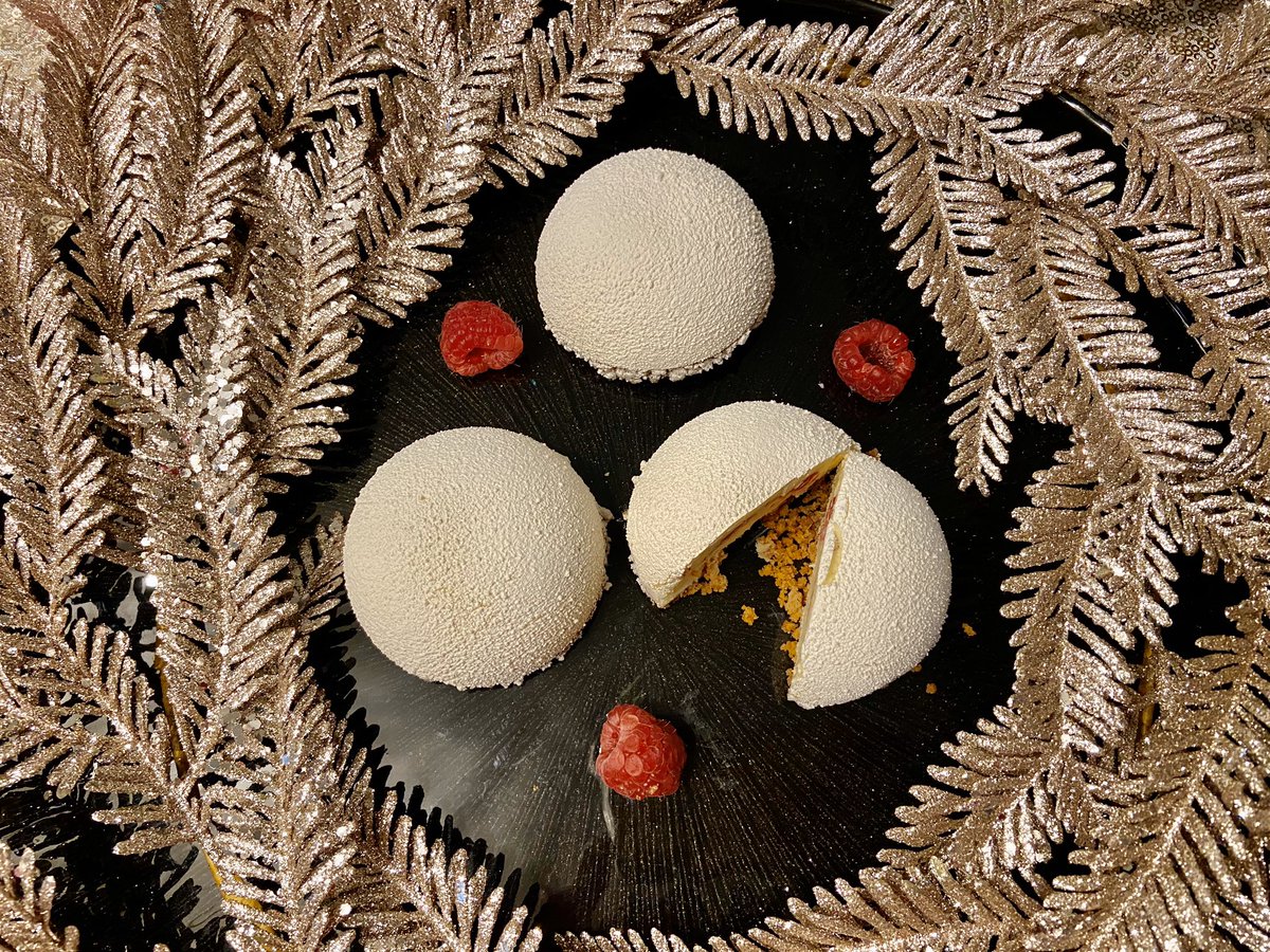 Louise Lennox will be joining Ray on <a href="/RadioRayRTE/">Ray D'Arcy Radio</a> today sharing all her Christmas dessert secrets including her new No bake vanilla raspberry cheesecake snowball. Go to foodoppi.com for all the recipes.