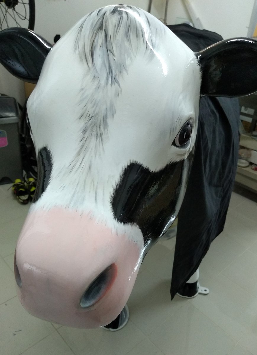Whooshcambridge's tweet photo. This cow left my studio today to go and join the gathering herd @thegraftoncambs before going to her new home next year @GonvilleHotel  @CowsAboutCambs @wildinart #cowsaboutcambridge https://t.co/C40jS7KFCq