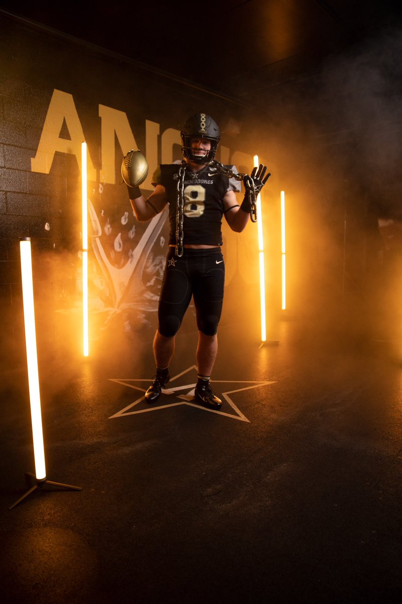 Ethanbarr32's tweet photo. Officially signed to Vanderbilt University! #Anchordown https://t.co/IAdijDsuzm