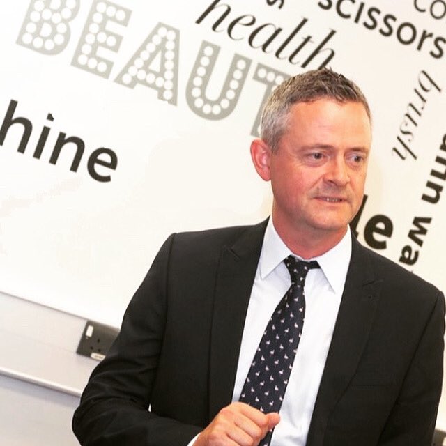 kaprospect's tweet photo. Congratulations to @DavidLittlemore who the Governing Board have today appointed as our permanent Headteacher, we are absolutely delighted with his appointment to lead us into the new decade @berkshire_live @rdgchronicle @BBCBerkshire #aspirebelieveachieve #weareprospect https://t.co/3gObO0UZX9
