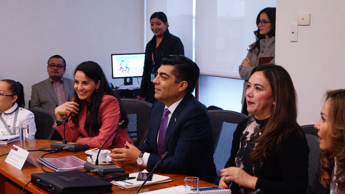 Candelaria___'s tweet photo. 3er día de Taller con los titulares de las Delegaciones.
Con uno de los temas más importantes

 "Política de Igualdad Laboral y NO Discriminación" 

Garantizar los derechos de todas las personas en su área laboral.

Expone la T. de igualdad de género de la @SRE_mx, Claudia Serna. https://t.co/8vU0X5vTTu