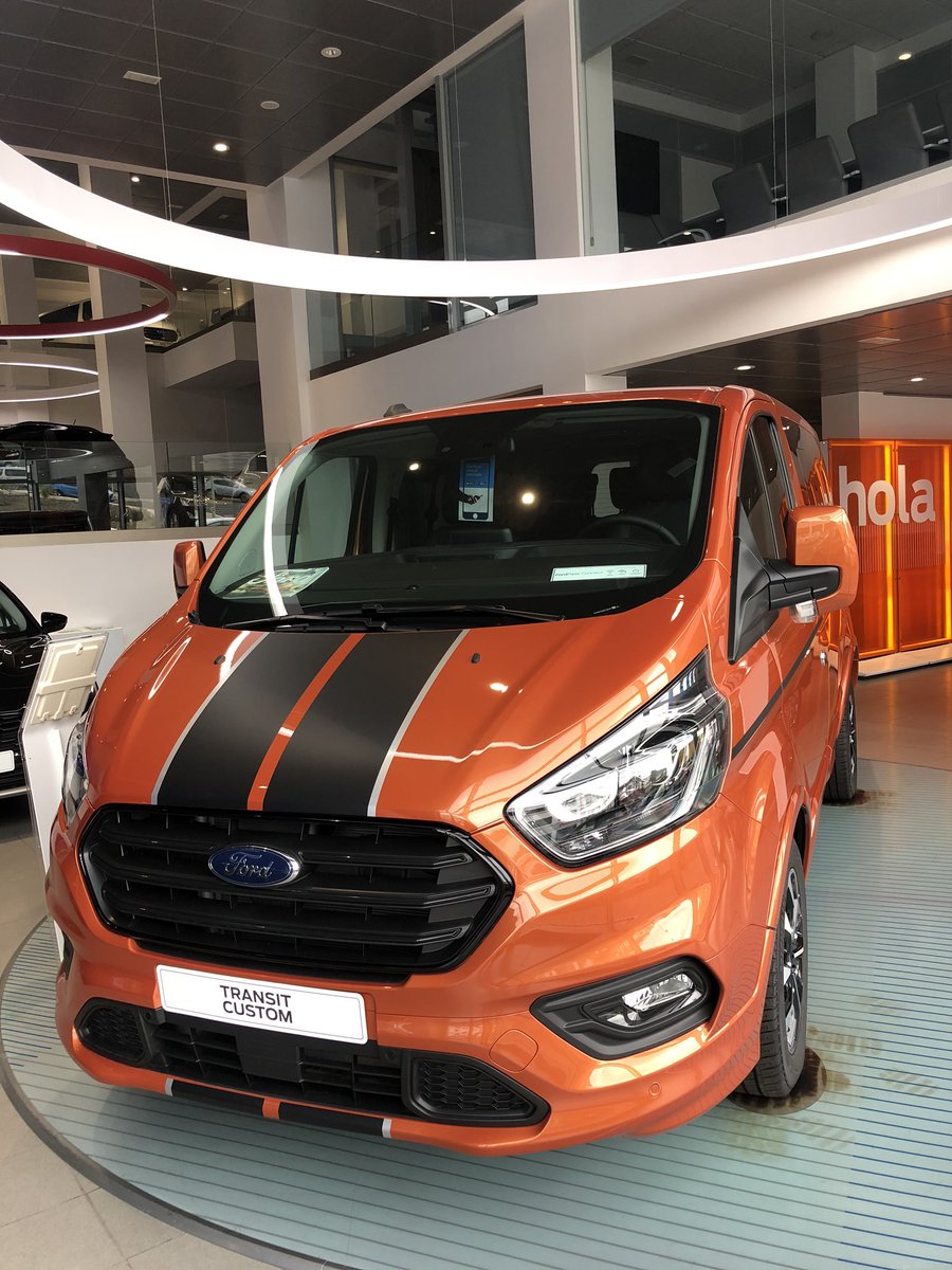 FordAutomocion's tweet photo. Esta navidad 🎄 no dejes escapar esta gran oportunidad. Llévate esta fantástica #FordTransitCustomSport #Hybrid. Por mucho menos de lo que imaginas.
¡Te esperamos!😃
#Ford #FordAutomociónAcosta #Confort #Tecnología https://t.co/MDzWIn64se