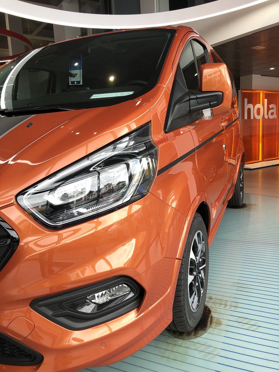 FordAutomocion's tweet photo. Esta navidad 🎄 no dejes escapar esta gran oportunidad. Llévate esta fantástica #FordTransitCustomSport #Hybrid. Por mucho menos de lo que imaginas.
¡Te esperamos!😃
#Ford #FordAutomociónAcosta #Confort #Tecnología https://t.co/MDzWIn64se
