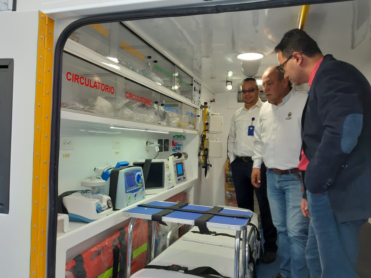 alcaldiaduitama's tweet photo. Alcaldía #Duitama entregó al Hospital Regional de Duitama, una ambulancia medicalizada, una estación de anestesia y equipos de monitoreo de órganos. Una inversión superior a los 600 millones de pesos para fortalecer la atención que el hospital presta a la ciudad y la región. https://t.co/UibUUYy4WP