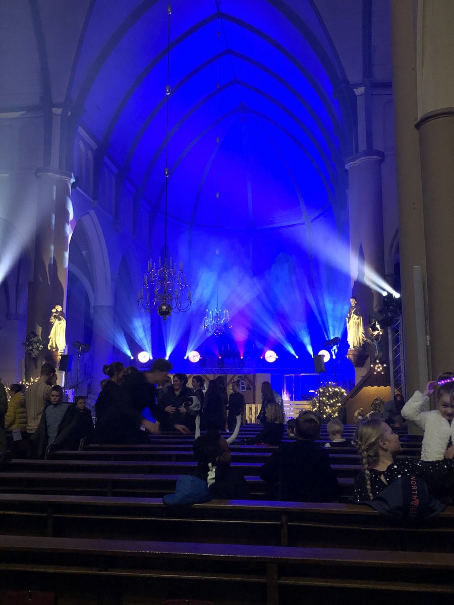 Op uitnodiging van BS de Helmgras aanwezig bij de #premiere van @ Destal, de kerk stroomt vol! Veel zin in en toi toi toi