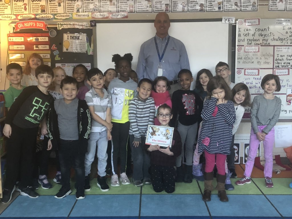 A very special Mystery Reader to start our Wednesday! Thanks <a href="/philertl/">Phil Ertl</a> #tosaproud #tosaschools <a href="/TosaRoosevelt/">TosaRoosevelt</a>