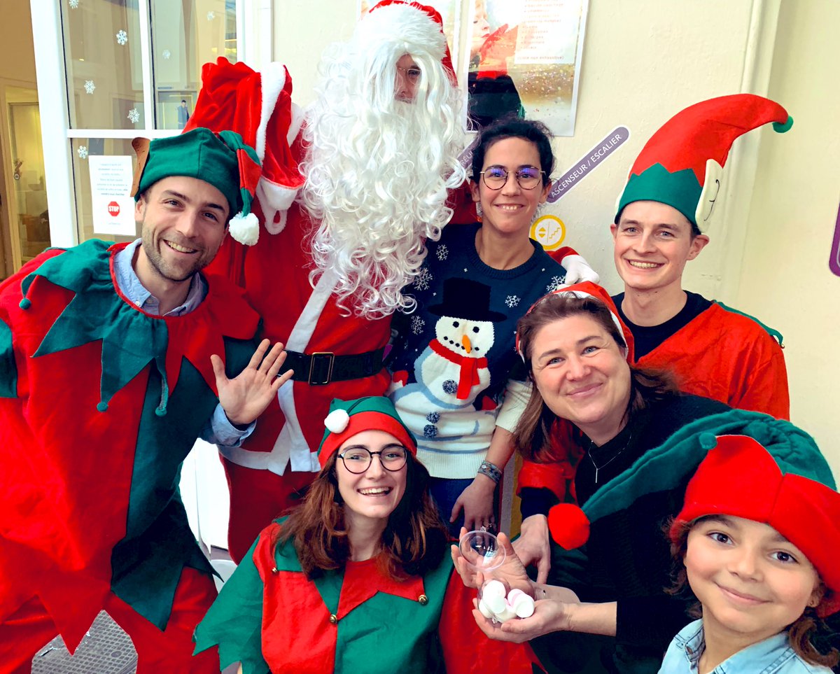 Agoranov_innov's tweet photo. 🎅 #Noel 🎅 Le Père Noël est descendu cette après-midi gâter les enfants des #incubes ! Une place au Board pour chaque petit 😱 https://t.co/Xjm9Q2xqz9