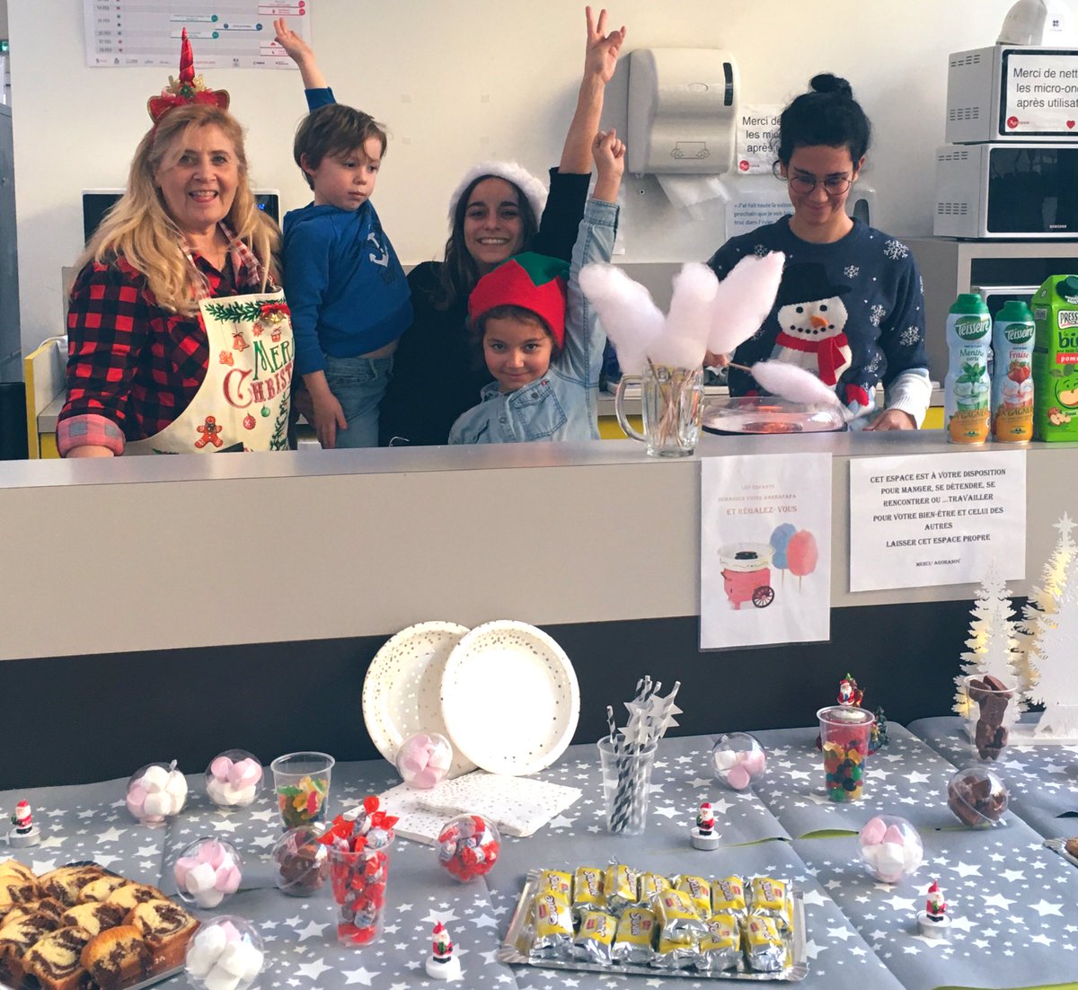 Agoranov_innov's tweet photo. 🎅 #Noel 🎅 Le Père Noël est descendu cette après-midi gâter les enfants des #incubes ! Une place au Board pour chaque petit 😱 https://t.co/Xjm9Q2xqz9