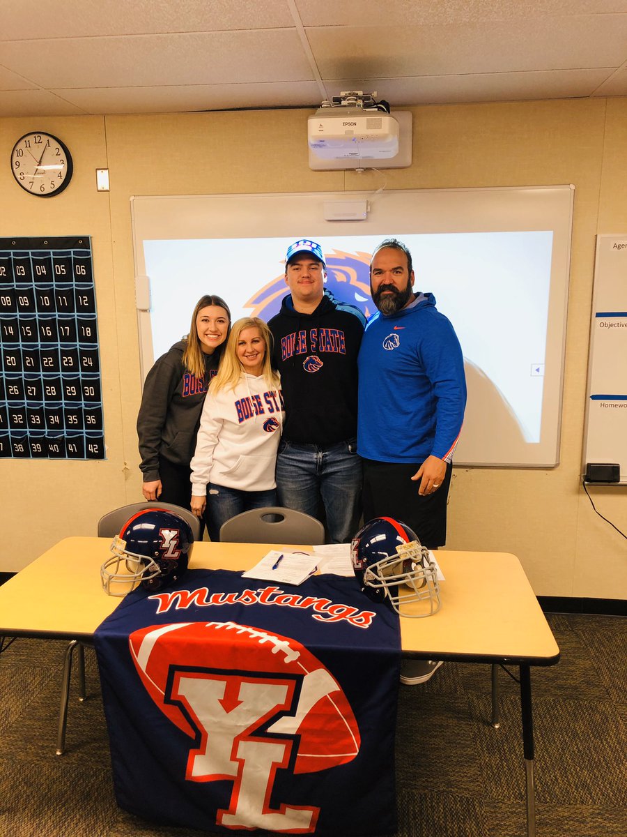 coachbailey_yl's tweet photo. Great day for the Cardona and YL Football Family! Congratulations to Nathan Cardona. He is officially a Bronco!! Excited to see him play on Saturdays in the future!! #YLBoys #GoStangs @Cardona_StangUp @ylhsfootball @ocvarsityguy @ocvarsity @BroncoSportsFB https://t.co/cWhoEY7vMP