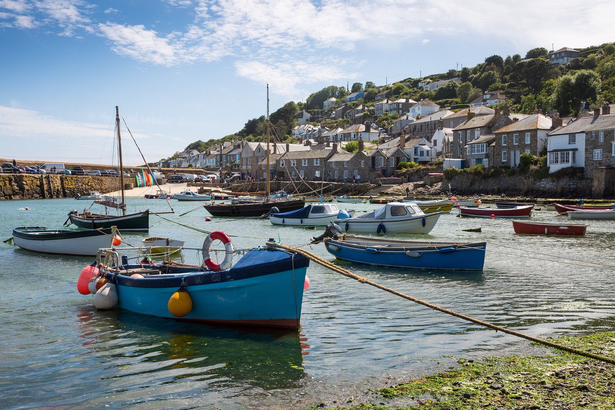 CornwallPure's tweet photo. Quintessentially Cornish. 🥰
🐭hole ⛵️⚓️🎣 
Two seasons 📸 
Ho! Ho! Ho! 🎅🏼🎄🎁 
#purecornwall #cornwall #mousehole #boat #mouseholecornwall #mouseholeharbour #mouseholelights #christmas #decemeber #lovecornwall #countdowntochristmas https://t.co/wxTjU9Xt3F