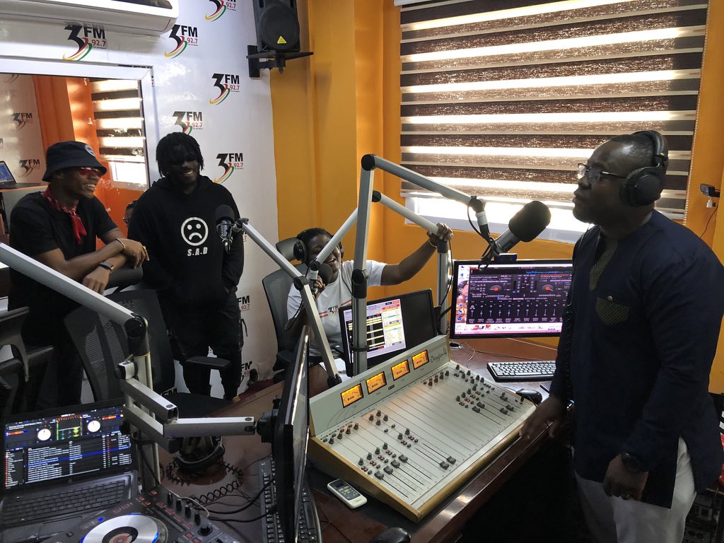 Society_watch's tweet image. Lynx Entertainment Family signed artistes are on a media tour with cakes to show appreciation for their support @KiDiMusic @KuamiEugene @GhDopeNation 

#SocietyNews 
#SocietyReact