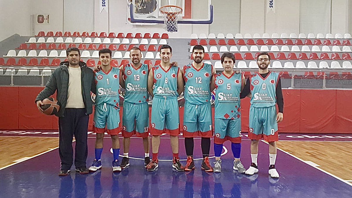 osaal2016's tweet image. Özel Suat Albayram Anadolu Lisesi sponsorluğunda Gaziantep Büyük Erkekler Liginde forma giyen aralarında Matematik Öğretmenimizin de yer aldığı Gençlik ve Spor takımına başarılar dileriz.
#büyükerkeklerligi #basketball #basketbol #özelsuatalbayramanadolulisesi #gaziantep