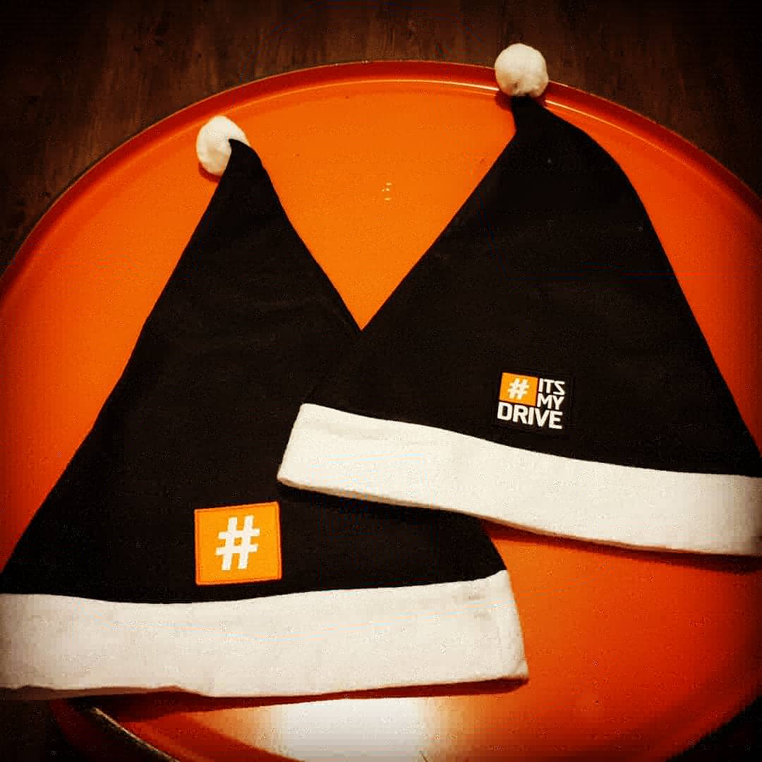 itsmydrive's tweet photo. Welke kies jij: zwart of oranje? ๐
๐ฝ Alle varianten zijn in ieder geval NU in de webshop verkrijgbaar! #mooivoordekerstinhuis #ITSMYDRIVE #kerstmuts https://t.co/QjsZXZlU5s https://t.co/0zkaYQTwL3