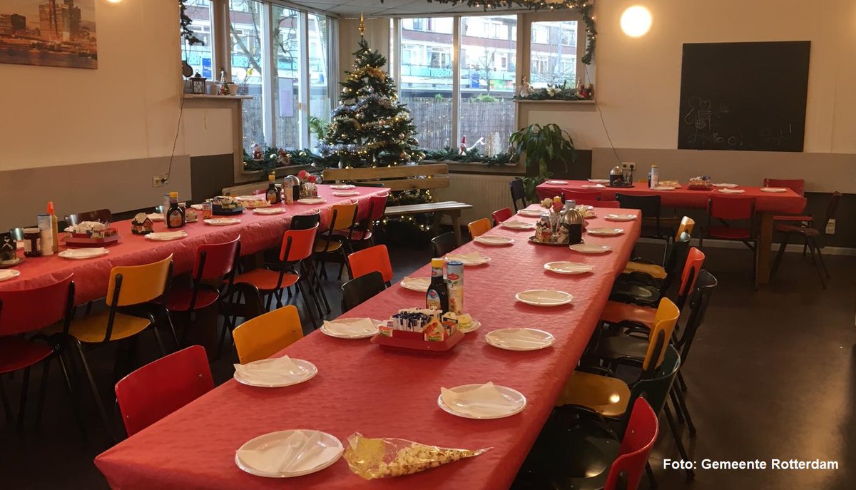 #Politie en onze #Handhaving010 bakten vanmiddag pannenkoeken in Huis van de Wijk #Lombardijen. Gezellig gedekte tafels, een gratis pannenkoek eten met iets te drinken: iedereen is welkom voor een gesprek over uw wijk met handhaver of wijkagent. #samen #schoonheelveilig