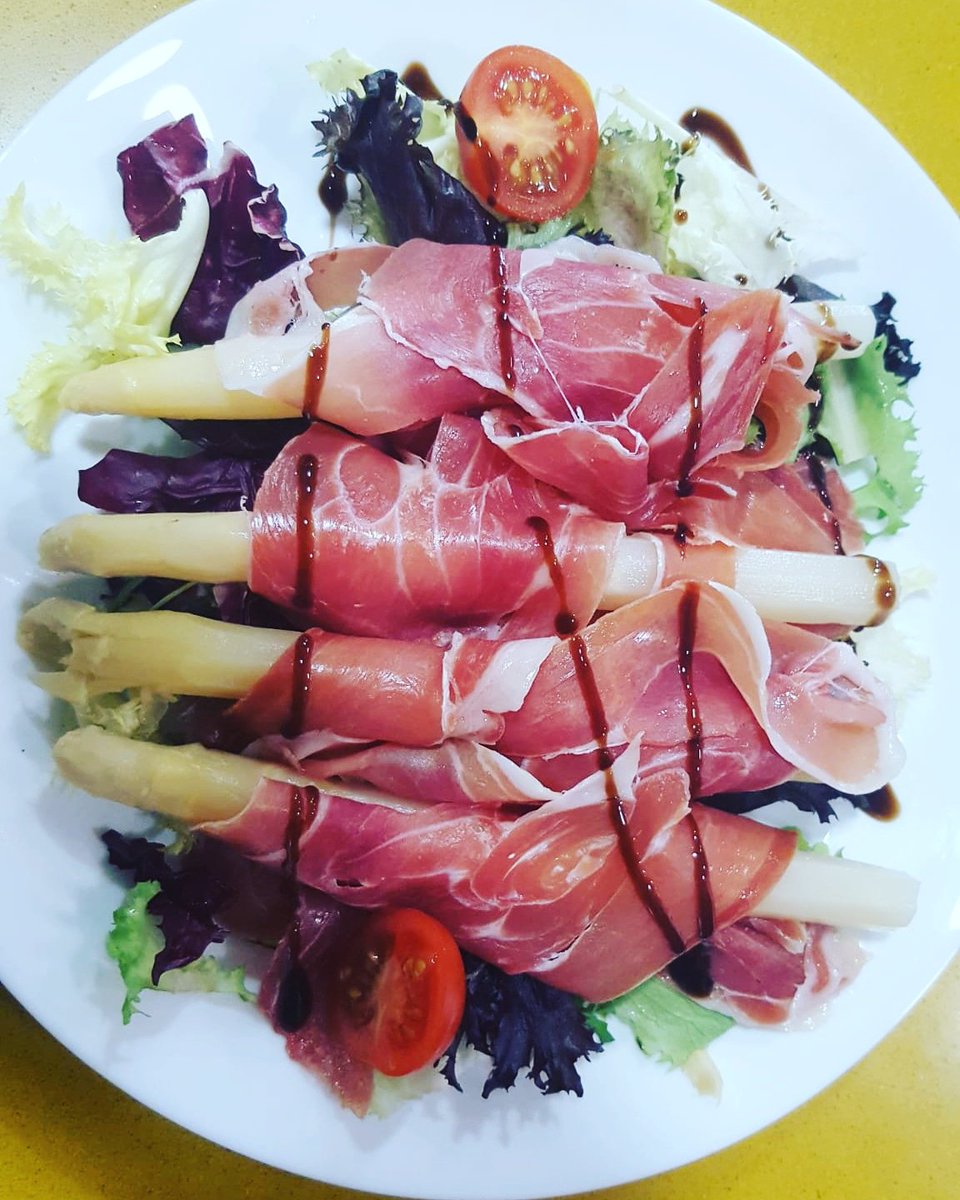caldascafebar's tweet photo. Ensalada de espárragos con JAMÓN!😜😜 https://t.co/3ZEDtBVaUa