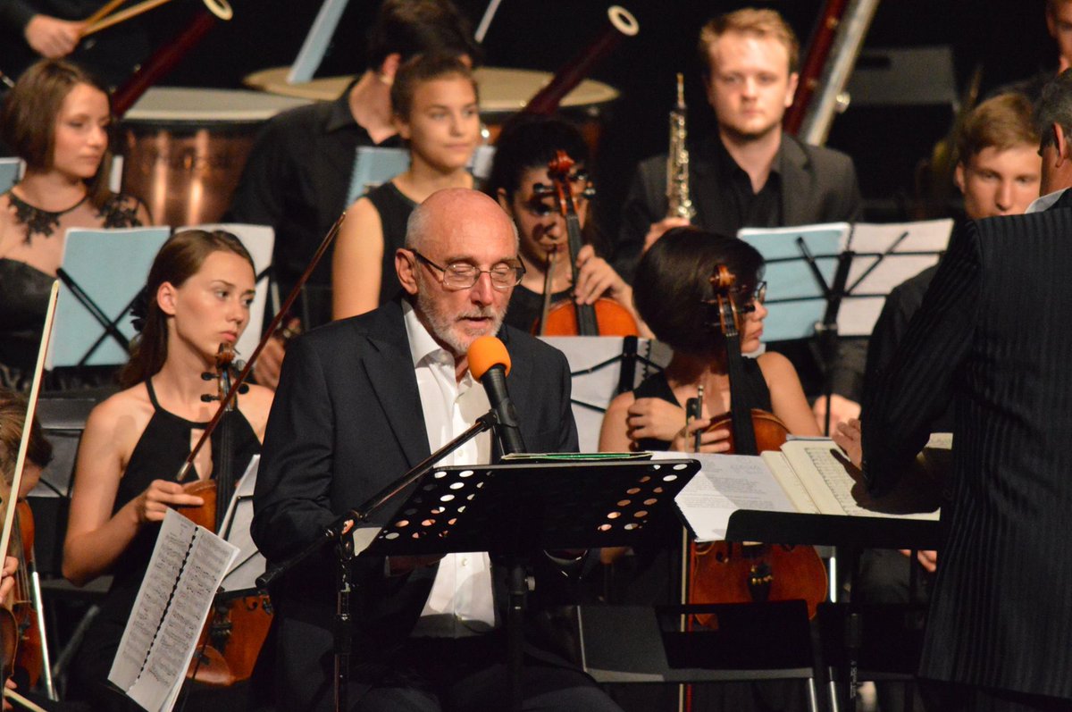 TeatroAlighieri's tweet photo. 22/12 ore 21 fare del bene a #Natale con #UnitedTogether Un toccante incontro di musica - in programma Mozart, #Bach, #Beethoven e #Schubert - e parole, nonché un omaggio a #YehudiMenuhin. con #PaoloRumiz e Orchestra #Esyo. ingresso offerta libera https://t.co/wXZufY5DQF