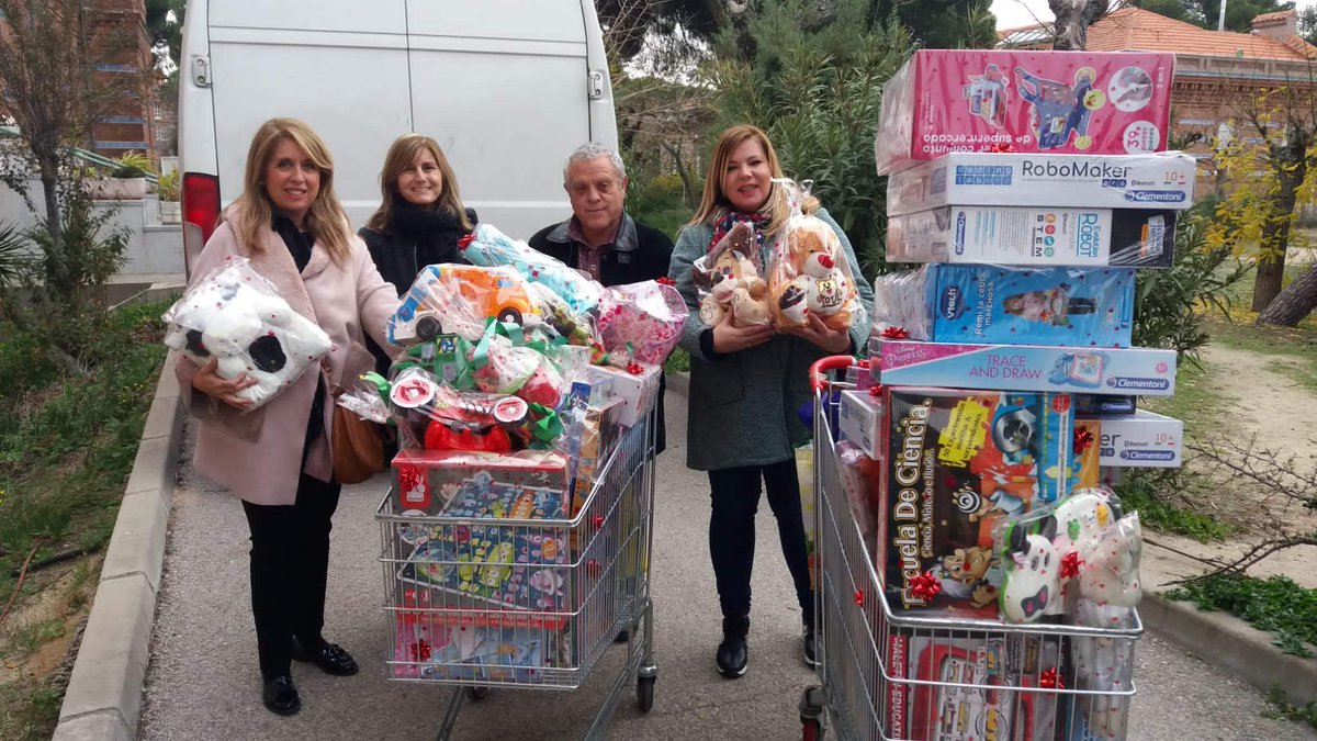FISJ_Madrid's tweet photo. ¡Han llegado los Reyes Magos de @AEnmedio! y han repartido regalos, cumpliendo con los sueños de los alumnos del Colegio y residentes de la #FISJ. 
Queremos agradecer de todo corazón la colaboración de todos los vecinos del municipio del Sur de Madrid #NavidadFISJ2019 https://t.co/U2nNstuqtW