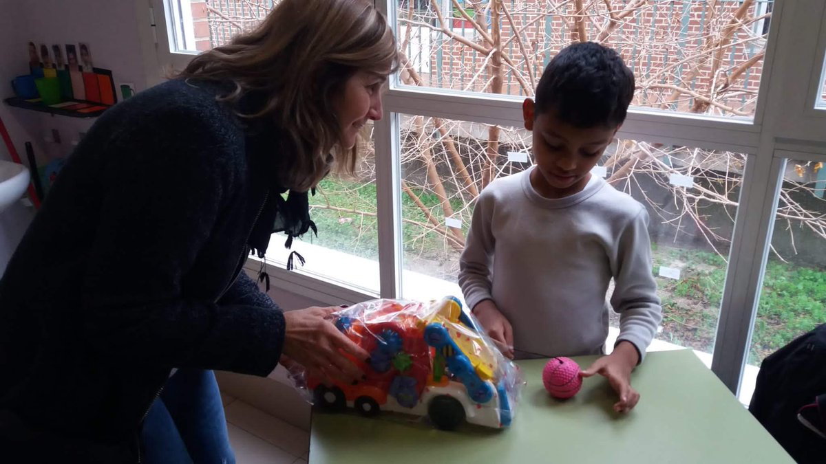 FISJ_Madrid's tweet photo. ¡Han llegado los Reyes Magos de @AEnmedio! y han repartido regalos, cumpliendo con los sueños de los alumnos del Colegio y residentes de la #FISJ. 
Queremos agradecer de todo corazón la colaboración de todos los vecinos del municipio del Sur de Madrid #NavidadFISJ2019 https://t.co/U2nNstuqtW