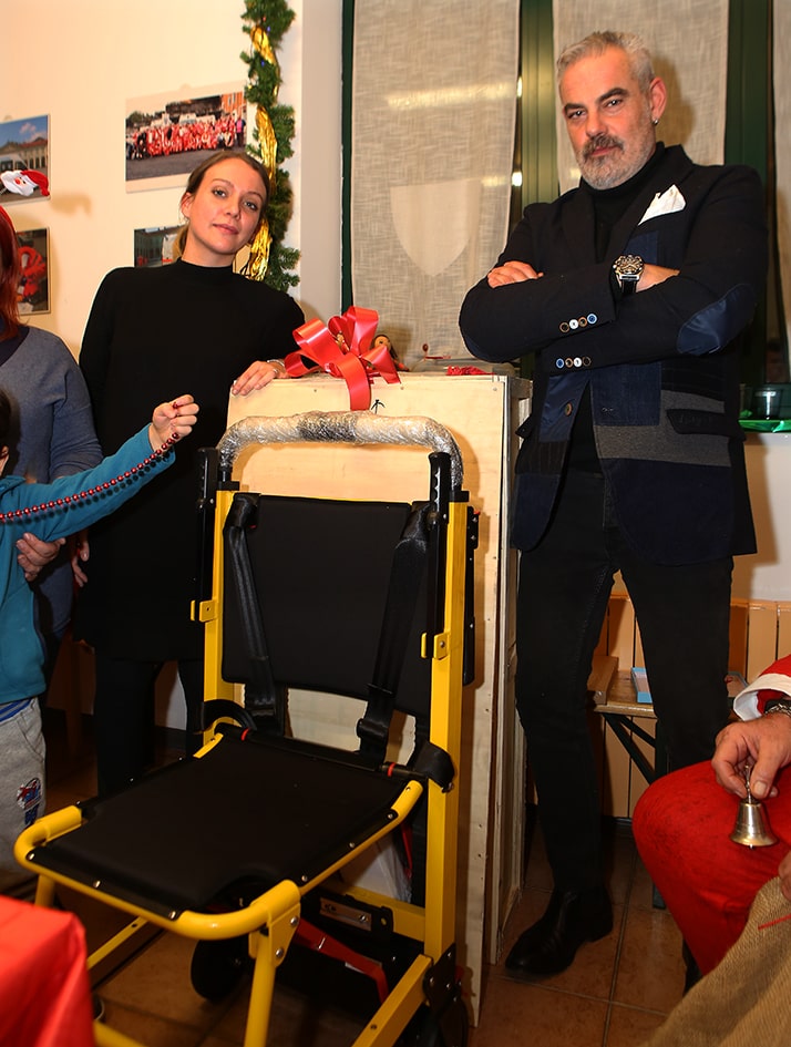 AnpasPiemonte's tweet photo. Una sedia portantina a movimentazione elettrica donata dal Club Papillon di #Ivrea. #Natale ha portato un regalo utilissimo alla Pubblica Assistenza #Anpas #IvreaSoccorso. https://t.co/kQVL4cmCQK https://t.co/cph78skKLW