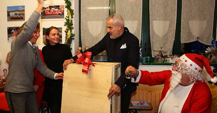AnpasPiemonte's tweet photo. Una sedia portantina a movimentazione elettrica donata dal Club Papillon di #Ivrea. #Natale ha portato un regalo utilissimo alla Pubblica Assistenza #Anpas #IvreaSoccorso. https://t.co/kQVL4cmCQK https://t.co/cph78skKLW