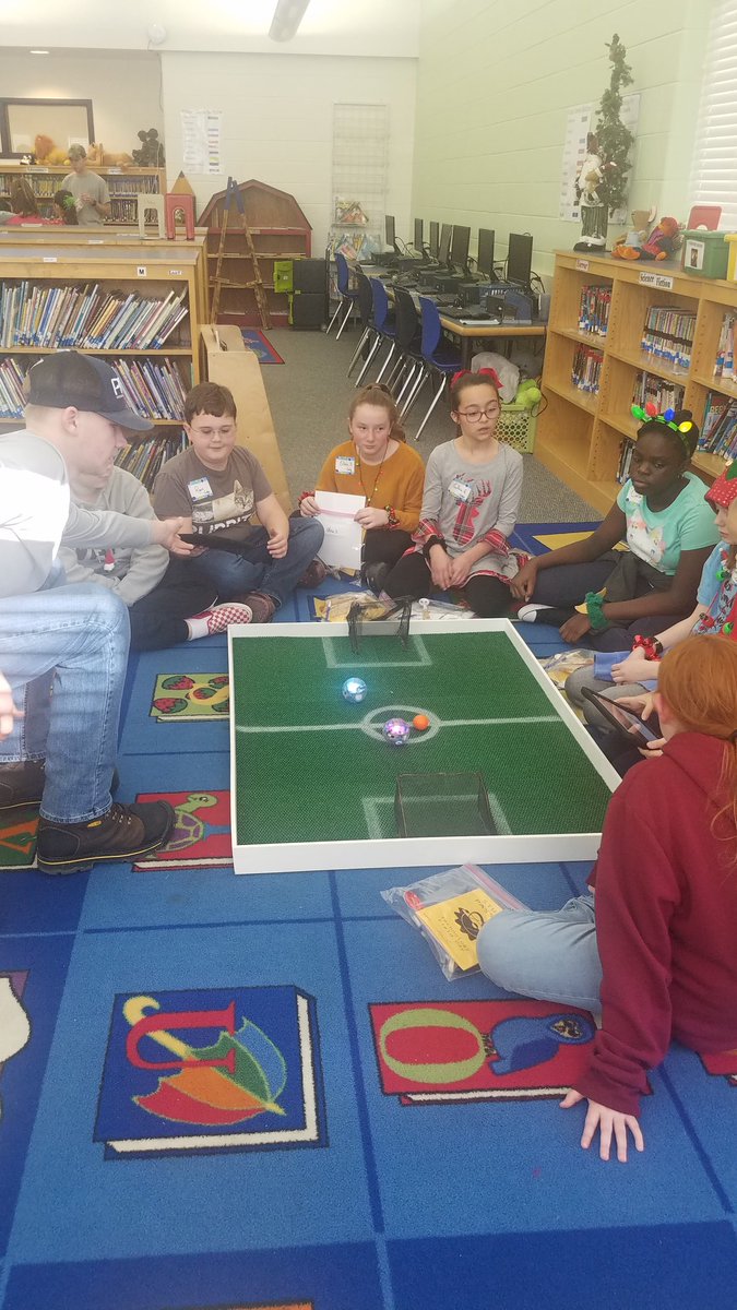 michellegates25's tweet photo. PGHS students and teachers are guiding our 5th graders from @ElementarySouth through some very exciting tech activities! #pgtechday #SouthStarsPG https://t.co/9CCxIftxJZ