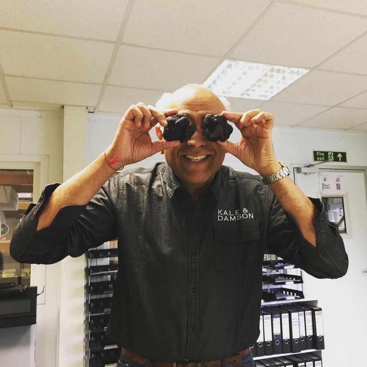 kaleanddamson's tweet photo. Kamal’s got his eyes on the best winter truffles around, fresh in today!
#wintertruffles #truffles #localproduce #produce #season #chefs #tasty #flavour https://t.co/1u18mAjlRm